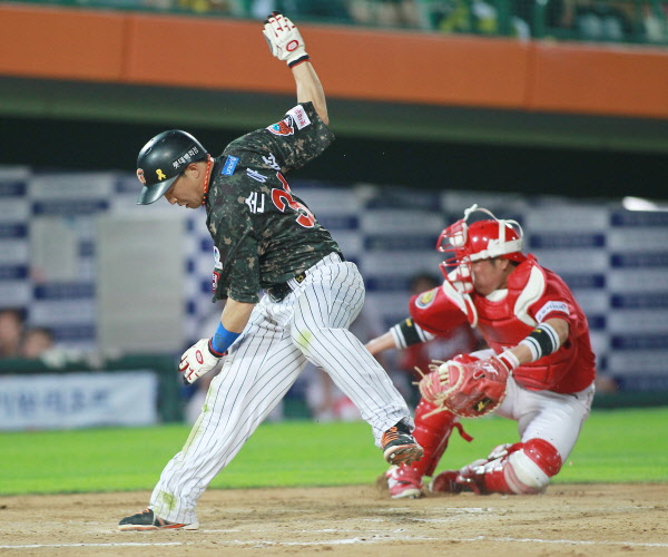 아슬아슬하게 홈에서 득점하는 손아섭 선수